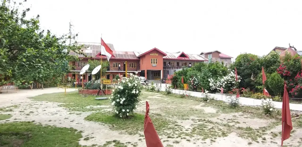 Campus with garden wide